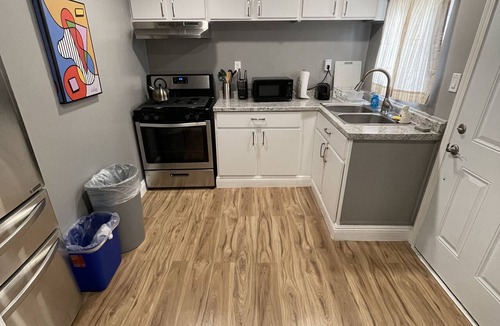 Mid-Wilshire Apartment | Modern mid-city private & secure