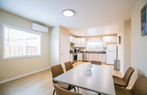 Santa Clara House | Modern Santa Clara Escape
