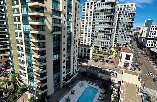 Marina District Apartment | Modern & Spacious 1 br + bonus rm 2 bthrm apartment in Marina District high rise