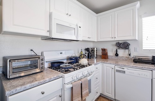 Victorville House | Modern spacious home w/backyard for families and pets