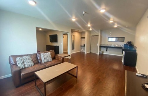 Torrance Hotel | Modern Suite Close to Redondo Beach & Manhattan Beach Attractions