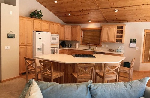 Truckee Cabin | Modern Tahoe Donner Open Living Rm,Pool Table, Lg Backyard