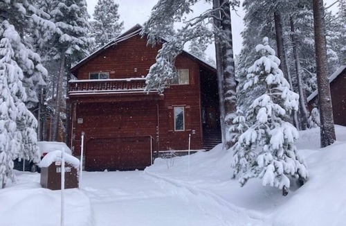 Truckee Cabin | Modern Tahoe Donner Open Living Rm,Pool Table, Lg Backyard