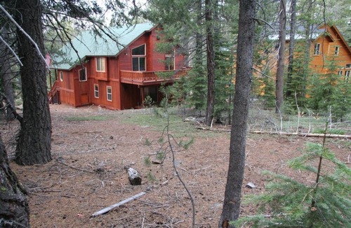 Truckee Cabin | Modern Tahoe Donner Open Living Rm,Pool Table, Lg Backyard