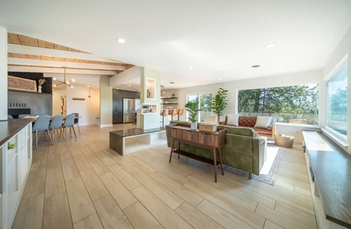 Redding House | Modern Woods Retreat | Treehouse, 10 min to Bethel