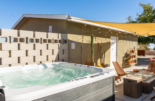 Yucca Valley House | Mojave Lofi - Bright and Airy home 25 min from Joshua Tree National Park - Hot Tub, Cal-King Beds, Game Room