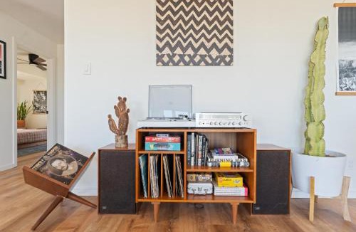 Yucca Valley House | Mojave Lofi - Bright and Airy home 25 min from Joshua Tree National Park - Hot Tub, Cal-King Beds, Game Room