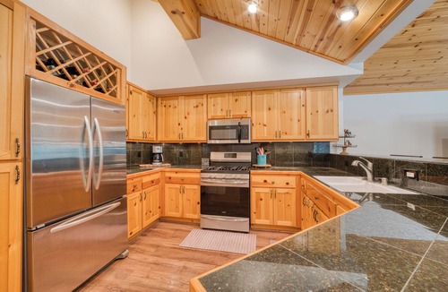 Truckee House | Monthly Lease - Beacon Lodge by Tahoe Getaways, Pet-Friendly 3BR in Tahoe Donner