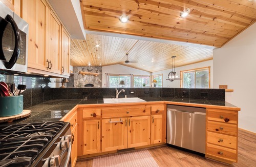 Truckee House | Monthly Lease - Beacon Lodge by Tahoe Getaways, Pet-Friendly 3BR in Tahoe Donner