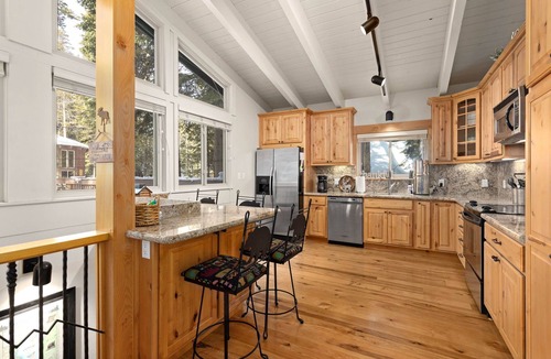 Donner Lake Woods House | MONTHLY LEASE - Canyon Chalet by Tahoe Getaways - Pet-Friendly 4 BR, Walk to Donner Lake!