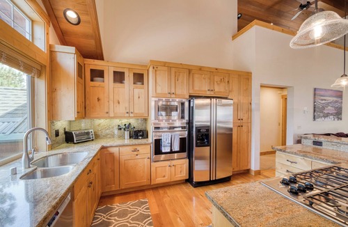 Truckee House | Monthly Lease - Merry Muhlebach by Tahoe Getaways- 4 BR in Tahoe Donner w Hot Tub