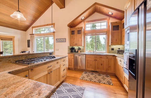 Truckee House | Monthly Lease - Merry Muhlebach by Tahoe Getaways- 4 BR in Tahoe Donner w Hot Tub