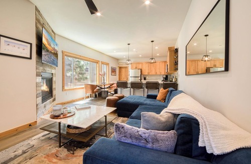 Truckee House | Monthly Lease - Porchlight Retreat by Tahoe Getaways, 3BR Dog Friendly in Truckee