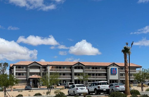 Barstow Hotel | Motel 6 Barstow, CA - Mojave Desert Stop - I-15