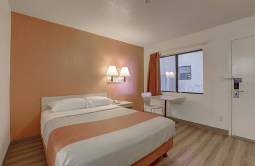 Corona Hotel | Motel 6 Corona, CA