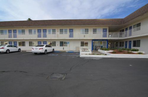 Indio Hotel | Motel 6-Indio, CA - Palm Springs