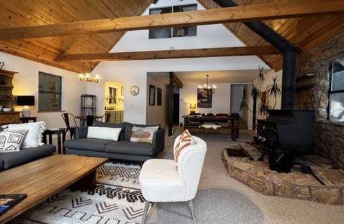 Kingvale Ski Chalet | Mountain chalet minutes away from the slopes!