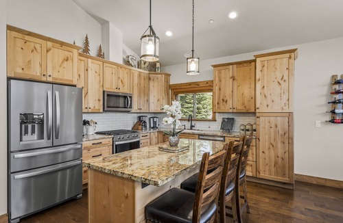 Truckee House | Mountain Getaway | 3 King Beds, AC & Clubhouse Access | 3-min walk to Trails