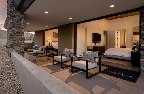 Goldie Brown Pinnacle Peak Ranch Cabin | Mountain House Lodge at Sereno Canyon