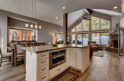 Truckee House | Mountain Jewel by Tahoe Getaways- 4 BR in Tahoe Donner - Hot tub + A/C