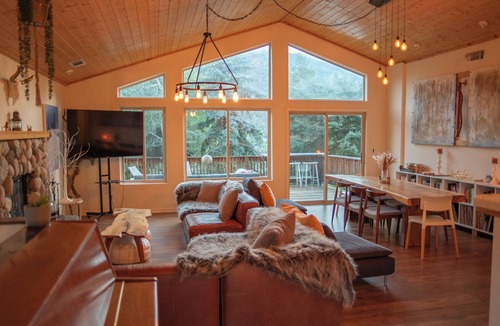 Pine Mountain Club House | Mountain Retreat with Sauna & EV Charger – Perfect for Families!