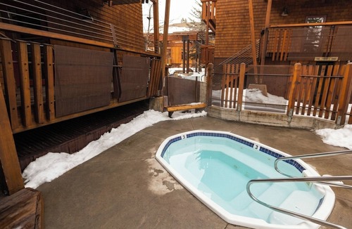 Truckee Hotel | Mountain Retreat in Truckee w/Hot tub | 3 mi to Schaffer's Mill