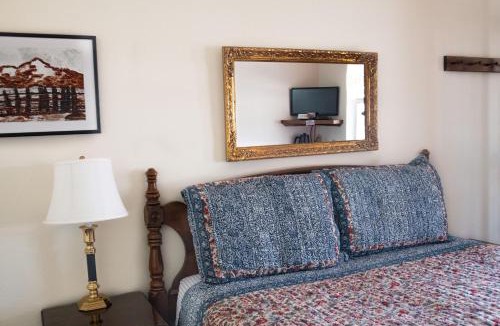 Independence Hotel | Mt Williamson Motel and Basecamp