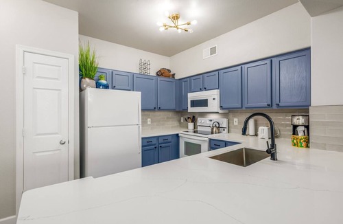 North Scottsdale Condo | N Scottsdale 2bed/2bath Fully Furnished Condo with Pool and Workout.