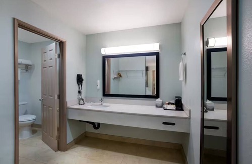 Fairfield Hotel | Napa Valley Stay King Studio w/Breakfast & Pool