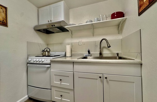 San Leandro House | Natural Light 1 Bedroom In-Law Unit w/Washer/Dryer