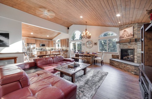 Truckee Cabin | Near Downhill Ski Resort! Hot Tub Haven in Truckee