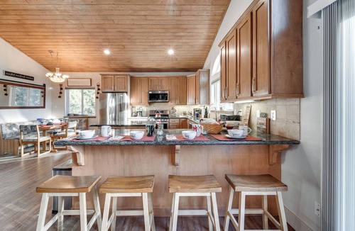 Truckee Cabin | Near Downhill Ski Resort! Hot Tub Haven in Truckee