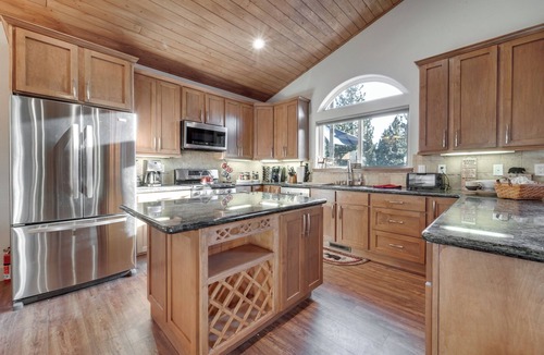 Truckee Cabin | Near Downhill Ski Resort! Hot Tub Haven in Truckee