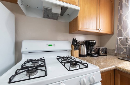 South Arroyo Apartment | Near Old Town - Private Workspace - Full Kitchen