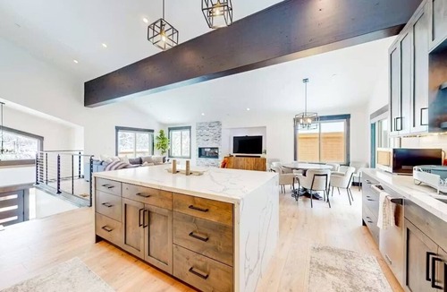 Truckee House | New 2023 Built, 5-bedroom Tahoe Donner house in Truckee with AC + Meadow Views