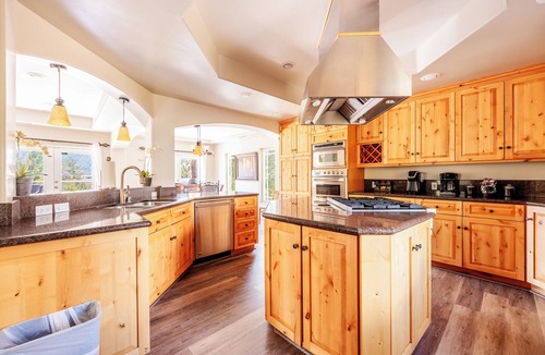 Boulder Bay Cabin | New! Bearadise ~ Boulder Bay Lodge w/private dock