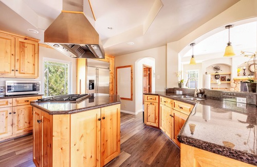 Boulder Bay Cabin | New! Bearadise ~ Boulder Bay Lodge w/private dock