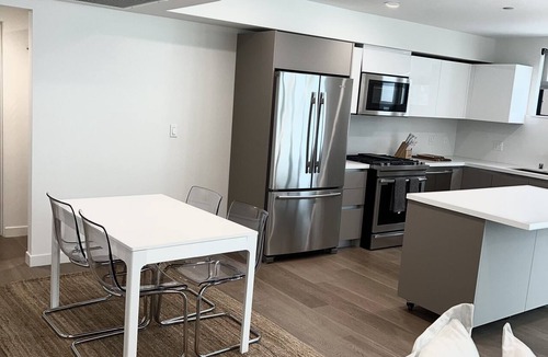 Beverly Hills Condo | *New* Beautiful Beverly Hills Condo w/parking