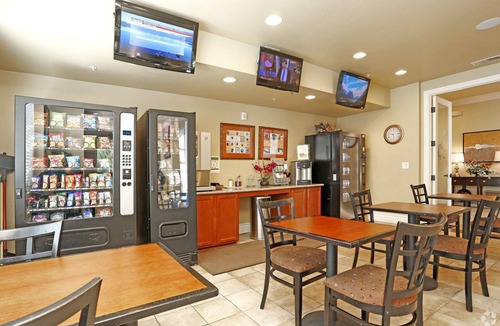 Reno/Tahoe Airport Apartment | NEW Chic 2BR Stay With Heated Pool Gym Mini Golf