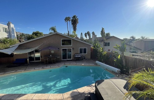 Allied Gardens Villa | New, Fun Get Away, Vaulted Ceiling, Pool, Hot Tub, New