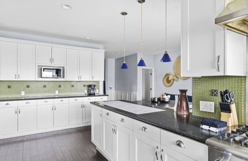 Golden Hill Apartment | New Golden Hill Family Retreat Views + Chef’s Kitchen