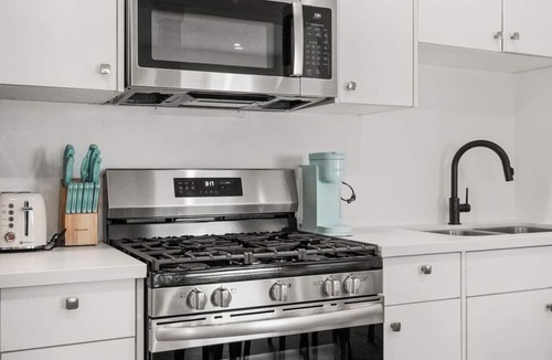 Culver - West House | New Modern 2BR/1Bath Guest House, Pet Friendly near Penmar Golf Course!