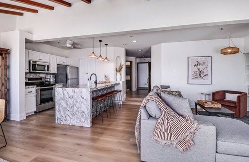 Avalon Condo | New Oceanfront Villa in Hamilton Cove. Golf Cart, Terrace + Easy Access