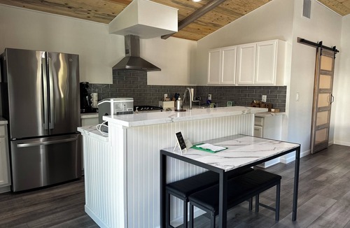 Roseville Apartment | New Private and Quiet studio with AC and WiFi in wonderful Roseville