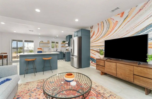 Yucca Valley House | NEW! Retro Arcade, Retreat w/Hot Tub+Cowboy Pool Family Friendly, Great location