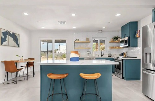 Yucca Valley House | NEW! Retro Arcade, Retreat w/Hot Tub+Cowboy Pool Family Friendly, Great location