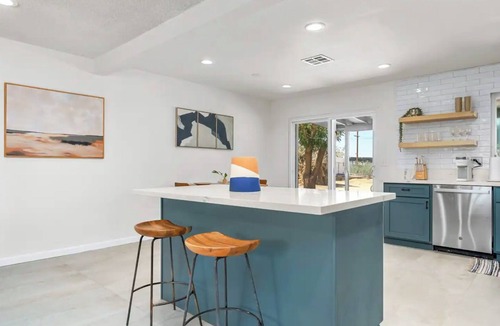 Yucca Valley House | NEW! Retro Arcade, Retreat w/Hot Tub+Cowboy Pool Family Friendly, Great location