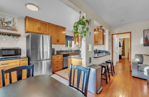 Culver - West Apartment | NEW Rustic Retreat, 15min to Beach, Top Location. Renovated 2bed/1bath Apartment