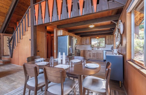Brockway Cabin | NEW! The Tahoe Lookout — a cozy pet-friendly 2BR with lake views!