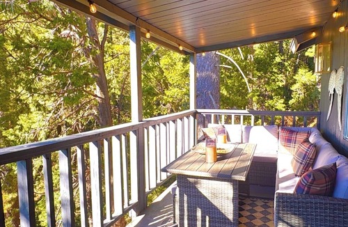 Cedarpines Park House | NEW to VRBO. 3Bed 2 En-suites Views + Wood burner, Deck, Garden & DISCO LOO